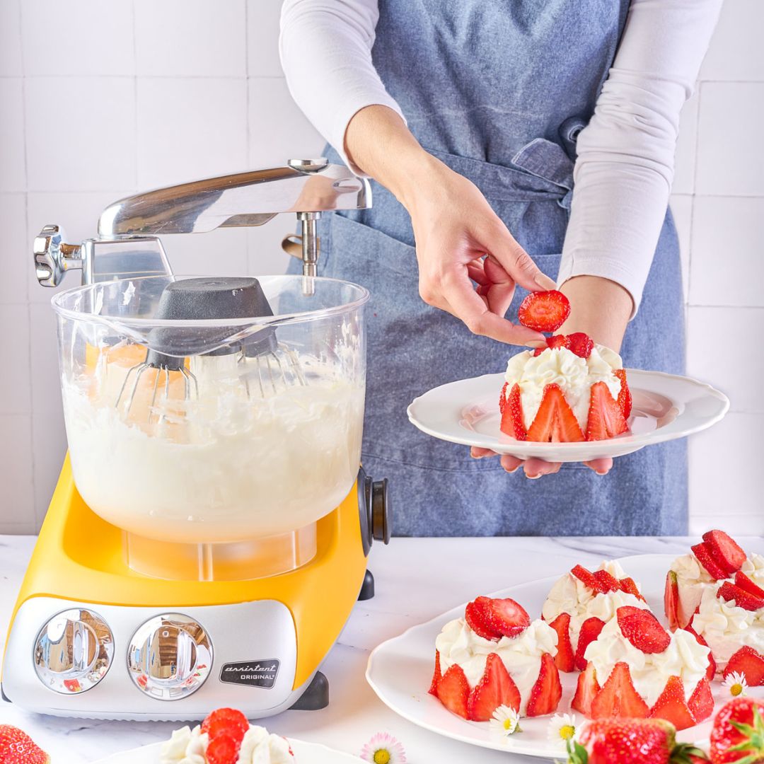 Strawberry mini cakes with recipe video