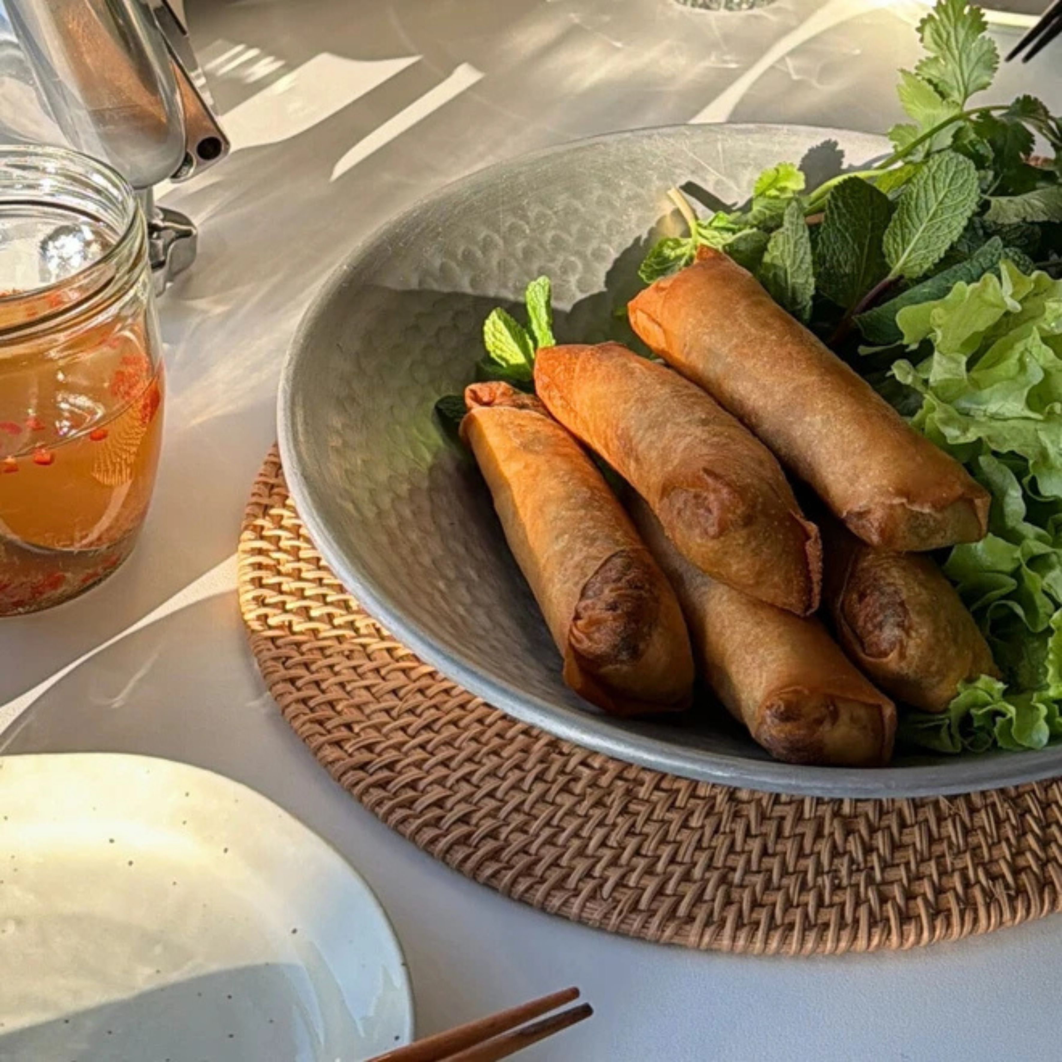 Пролетна ролка: хрупкава класика със свежи вкусове