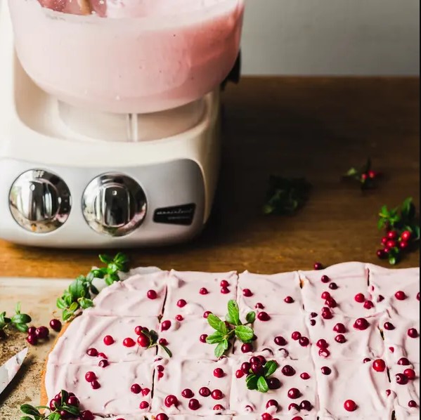 Flat gingerbread cake with frosting